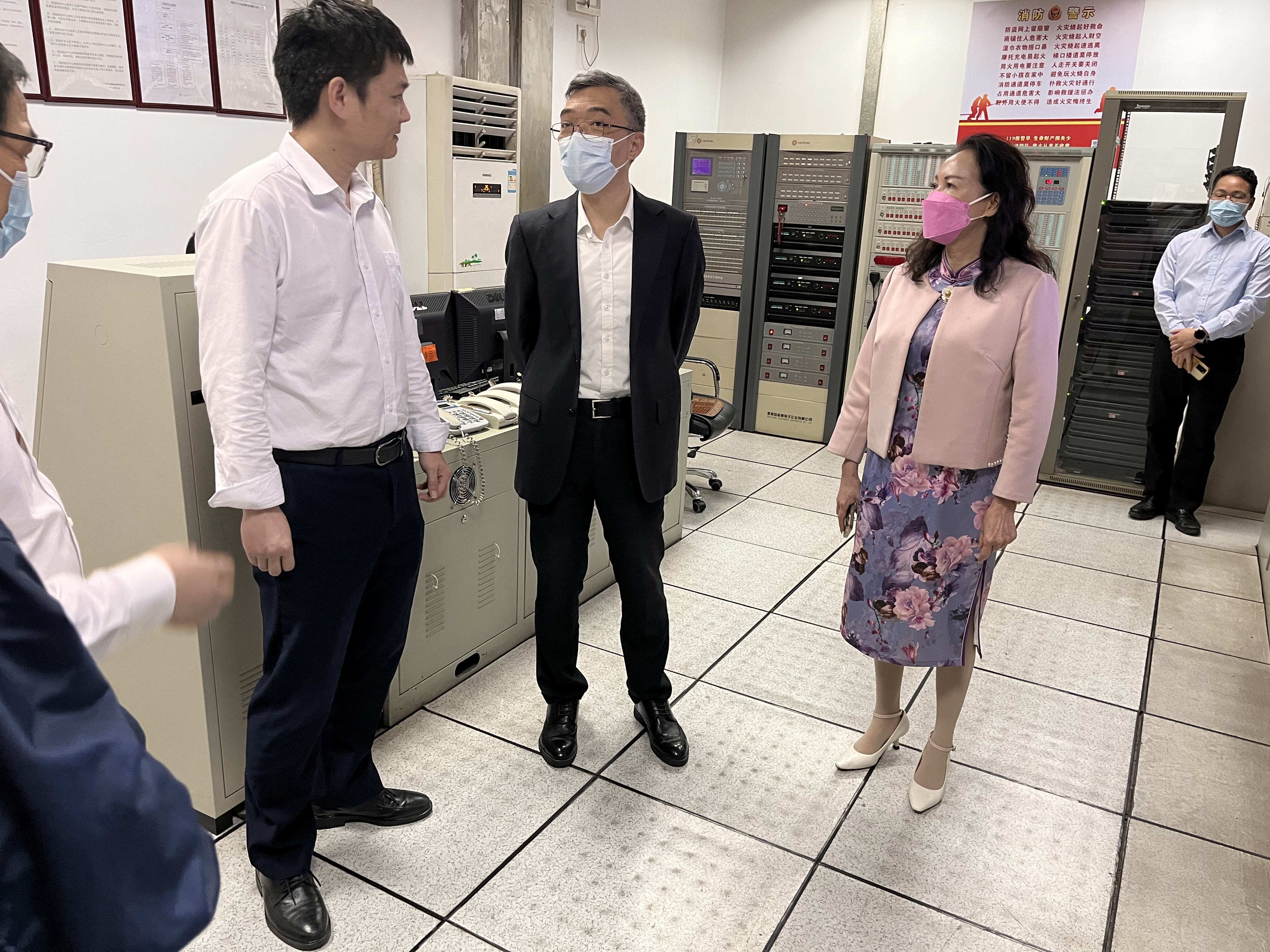 Comrade Guo Haoyu, Secretary of the Yuexiu District Committee, and his delegation visited Wanling Square for investigation and research