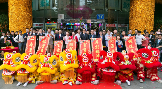 己亥瑞猪喜迎春，新年醒狮庆开市