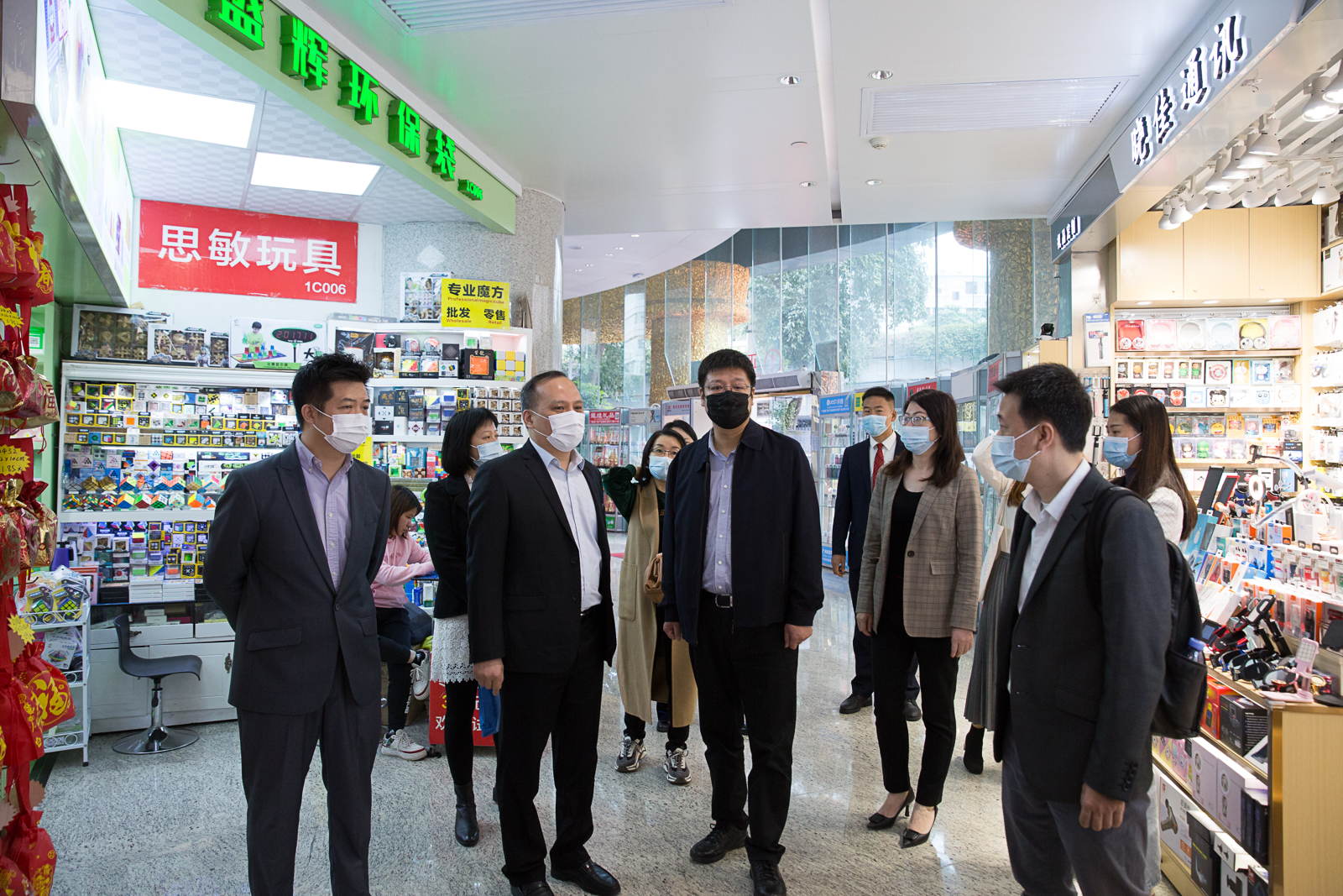 Li Gang, deputy director of the Department of circulation development of the Ministry of Commerce, visited Wanling Plaza for investigation and guidance