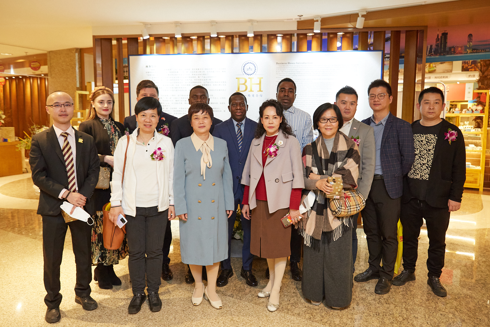 Cameroonian China Trade Association and its delegation visited Wanling square for exchange